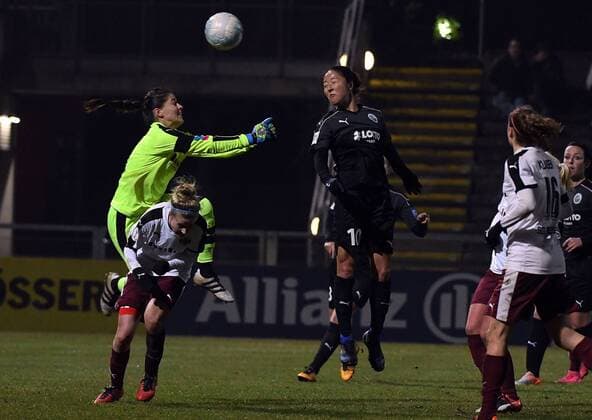 21.12.2016, xpsx, Fussball DFB-Pokal Damen, 1.FFC Frankfurt - SGS Essen, emspor v.l. tor zum 3:2 fuer frankfurt Lisa Weiss (Essen-Schönebeck), torschuetzin Dzsenifer Marozsan (1.FFC Frankfurt) Frankfurt am Main