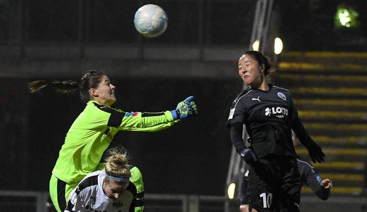 21.12.2016, xpsx, Fussball DFB-Pokal Damen, 1.FFC Frankfurt - SGS Essen, emspor v.l. tor zum 3:2 fuer frankfurt Lisa Weiss (Essen-Schönebeck), torschuetzin Yuki Nagasato (FFC Frankfurt) Frankfurt am Main