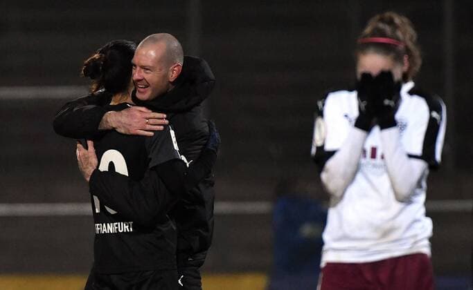 21.12.2016, xpsx, Fussball DFB-Pokal Damen, 1.FFC Frankfurt - SGS Essen, emspor v.l. jubel nach dem Sieg Trainer Matt Ross (1.FFC Frankfurt), Yuki Nagasato (FFC Frankfurt) Frankfurt am Main