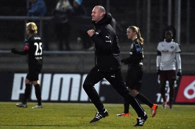 21.12.2016, xpsx, Fussball DFB-Pokal Damen, 1.FFC Frankfurt - SGS Essen, emspor v.l. jubel nach dem Sieg Trainer Matt Ross (1.FFC Frankfurt) Frankfurt am Main