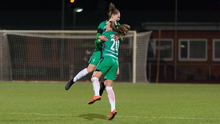 v.li.: Siegtorschützin Giovanna Hoffmann (SV Werder Bremen, 17) und Stefanie Antonia Sanders (SV Werder Bremen, 20) mit Torjubel, Jubel, Freude über das Tor zum 1:0, Fussball, DFB-Pokal der Frauen, SV Werder Bremen - TSG 1899 Hoffenheim, xobx