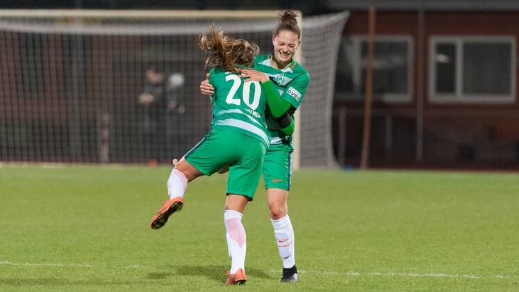 v.li.: Stefanie Antonia Sanders (SV Werder Bremen, 20) und Siegtorschützin Giovanna Hoffmann (SV Werder Bremen, 17) mit Torjubel, Jubel, Freude über das Tor zum 1:0, Fussball, DFB-Pokal der Frauen, SV Werder Bremen - TSG 1899 Hoffenheim, xobx