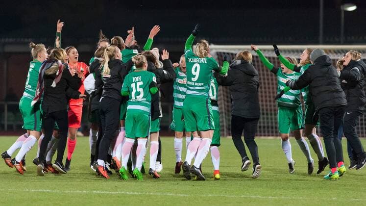 Die Spielerinnen des SV Werder Bremen feiern den Einzug in die nächste Runde, den Sieg, Jubel, Freude, Fussball, DFB-Pokal der Frauen, SV Werder Bremen - TSG 1899 Hoffenheim, xobx