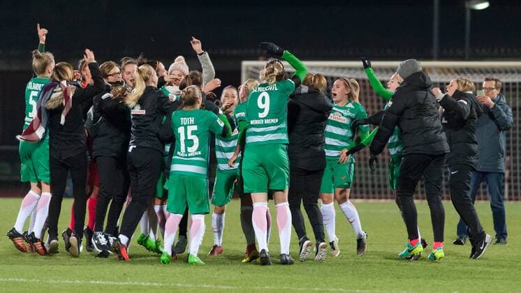 Die Spielerinnen des SV Werder Bremen feiern den Einzug in die nächste Runde, den Sieg, Jubel, Freude, Fussball, DFB-Pokal der Frauen, SV Werder Bremen - TSG 1899 Hoffenheim, xobx