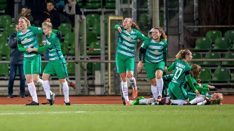 v.li.: Die Spielerinnen des SV Werder Bremen beim Torjubel, Goal celebration, celebrate the goal, goal celebration,, Fussball, DFB-Pokal Frauen, SV Werder Bremen - TSG 1899 Hoffenheim, xdgx
