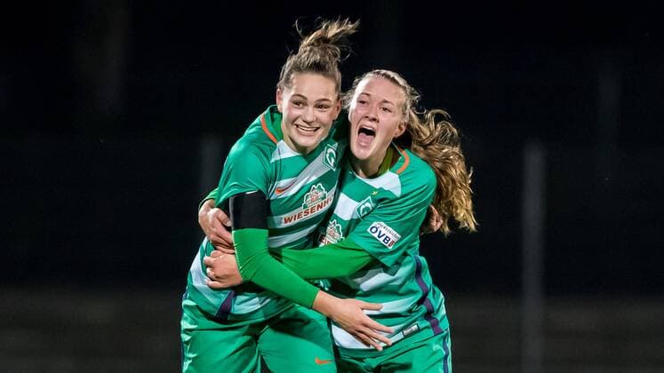 Bilder des Tages - SPORT v.li.: Giovanna Hoffmann (SV Werder Bremen, 17) und Stefanie Antonia Sanders (SV Werder Bremen, 20) jubeln über den Sieg gegen die TSG Hoffenheim, Fussball, DFB-Pokal Frauen, SV Werder Bremen - TSG 1899 Hoffenheim, xdgx