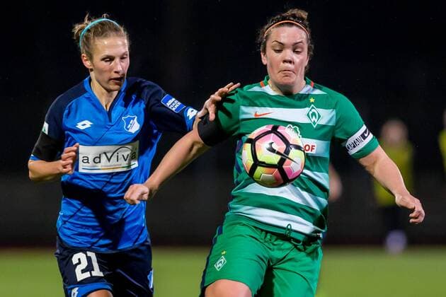 v.li.: Leonie Pankratz (TSG 1899 Hoffenheim, 21) und Stephanie Goddard (SV Werder Bremen, 23) im Zweikampf, Duell, duel, tackle, Fussball, DFB-Pokal Frauen, SV Werder Bremen - TSG 1899 Hoffenheim, xdgx