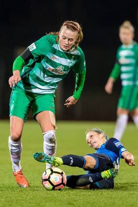 v.li.: Stefanie Antonia Sanders (SV Werder Bremen, 20) und Leonie Pankratz (TSG 1899 Hoffenheim, 21) im Zweikampf, Duell, duel, tackle, Fussball, DFB-Pokal Frauen, SV Werder Bremen - TSG 1899 Hoffenheim, xdgx