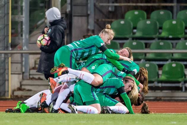 Die Spielerinnen des SV Werder Bremen beim Torjubel, Goal celebration, celebrate the goal, goal celebration, Jubeltraube,, Fussball, DFB-Pokal Frauen, SV Werder Bremen - TSG 1899 Hoffenheim, xdgx