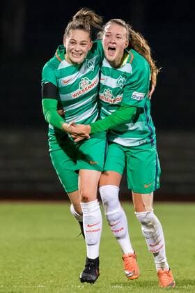 v.li.: Giovanna Hoffmann (SV Werder Bremen, 17) und Stefanie Antonia Sanders (SV Werder Bremen, 20) jubeln über den Sieg gegen die TSG Hoffenheim, Fussball, DFB-Pokal Frauen, SV Werder Bremen - TSG 1899 Hoffenheim, xdgx