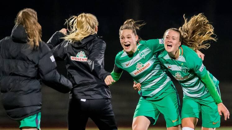 v.li.: Giovanna Hoffmann (SV Werder Bremen, 17) und Stefanie Antonia Sanders (SV Werder Bremen, 20) jubeln über den Sieg gegen die TSG Hoffenheim, Fussball, DFB-Pokal Frauen, SV Werder Bremen - TSG 1899 Hoffenheim, xdgx