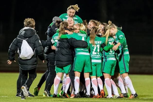 Themen der Woche - Sport Bilder des Tages - SPORT Die Mannschaft des SV Werder Bremen feiert den Sieg und den Einzug ins Viertelfinale des DFB-Pokals, Fussball, DFB-Pokal Frauen, SV Werder Bremen - TSG 1899 Hoffenheim, xdgx