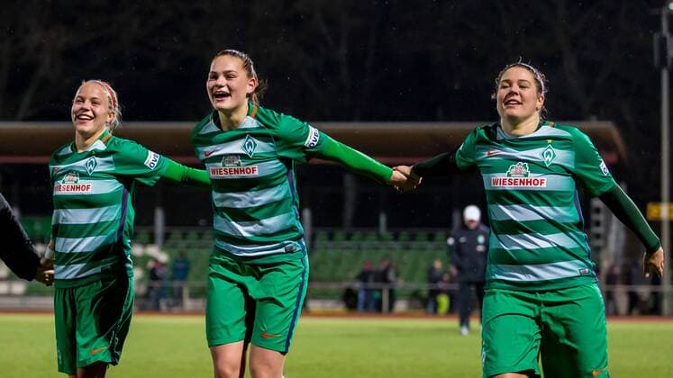 v.li.: Pia-Sophie Wolter (SV Werder Bremen, 10), Giovanna Hoffmann (SV Werder Bremen, 17) und Lisa-Marie Scholz (SV Werder Bremen, 7) feiern den Sieg, Fussball, DFB-Pokal Frauen, SV Werder Bremen - TSG 1899 Hoffenheim, xdgx