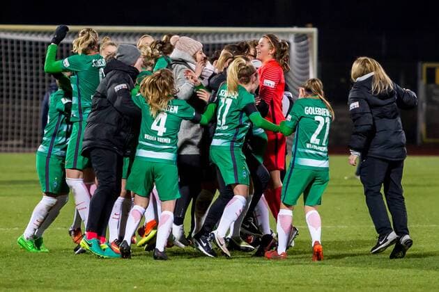 Die Mannschaft des SV Werder Bremen feiert den Sieg und den Einzug ins Viertelfinale des DFB-Pokals, Fussball, DFB-Pokal Frauen, SV Werder Bremen - TSG 1899 Hoffenheim, xdgx