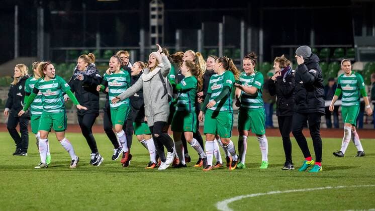 Die Mannschaft des SV Werder Bremen feiert den Sieg und den Einzug ins Viertelfinale des DFB-Pokals, Fussball, DFB-Pokal Frauen, SV Werder Bremen - TSG 1899 Hoffenheim, xdgx
