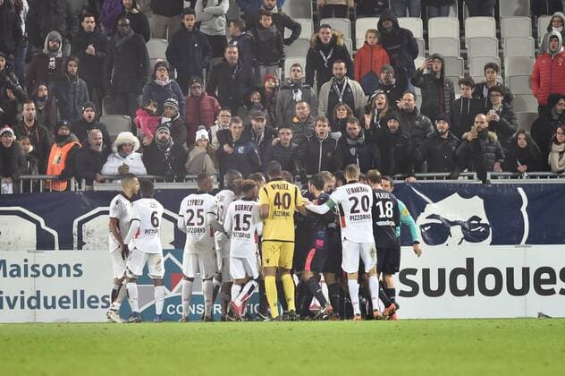 Bilder des Tages - SPORT Diskussionen Rote Karte Younes Belhanda (ogc) FOOTBALL : Girondins Bordeaux vs OGC Nice - 19eme Journee de L1 - Bordeaux - 21 12 2016 ThierryBreton Panoramic 