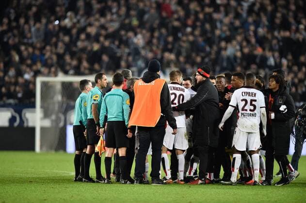 Diskussionen Rote Karte Younes Belhanda (ogc) FOOTBALL : Girondins Bordeaux vs OGC Nice - 19eme Journee de L1 - Bordeaux - 21 12 2016 ThierryBreton Panoramic 