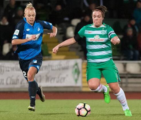 v.li.: Stephanie Breitner (TSG 1899 Hoffenheim, 12) im Laufduell mit Stephanie Goddard (SV Werder Bremen, 23), Fussball, DFB-Pokal der Frauen, SV Werder Bremen - TSG 1899 Hoffenheim, xobx