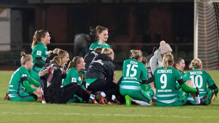 Die Spielerinnen des SV Werder Bremen feiern den Einzug in die nächste Runde, den Sieg, Jubel, Freude, Fussball, DFB-Pokal der Frauen, SV Werder Bremen - TSG 1899 Hoffenheim, xobx