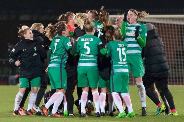 Die Spielerinnen des SV Werder Bremen feiern den Einzug in die nächste Runde, den Sieg, Jubel, Freude, Fussball, DFB-Pokal der Frauen, SV Werder Bremen - TSG 1899 Hoffenheim, xobx
