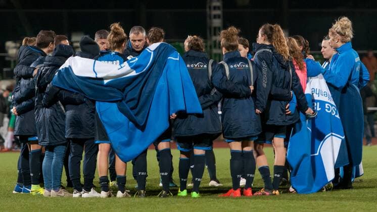 Die Spielerinnen der TSG 1899 Hoffenheim mit einem Mannschaftskreis nach dem Spiel, enttäuscht schauend, Enttäuschung, Fussball, DFB-Pokal der Frauen, SV Werder Bremen - TSG 1899 Hoffenheim, xobx