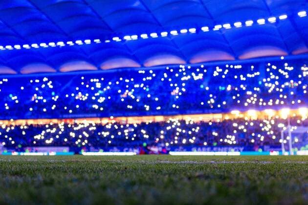 Hamburg, 20. Dezember 2016 - Fußball, 1. Bundesliga 2016 17, Hamburger SV - FC Schalke 04: Schlussjubel im abgedunkelten Hamburger Volksparkstadion 
