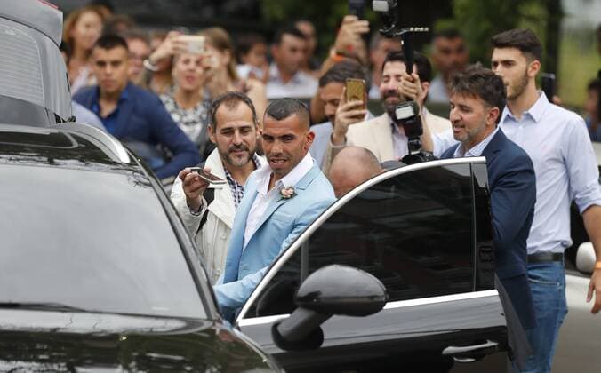Boca Juniors striker Carlos Tevez (C) after getting married after the civil ceremony held in San Isidro, Buenos Aires, Argentina on 22 December 2016. The wedding will continue during four days. Boca Juniors striker Carlos Tevez weeding !ACHTUNG: NUR REDAKTIONELLE NUTZUNG!  75550952st