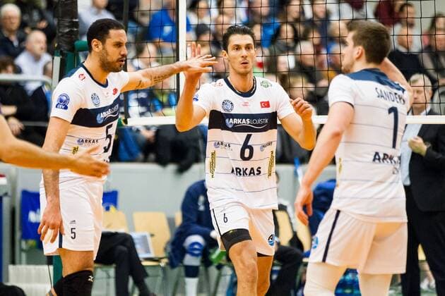 Mauricio Borges Almeida Silva (5 Arkas) und Michael Sanchez Bozhulev (6 Arkas); CEV Volleyball Champions League 4th Round: VfB Friedrichshafen vs Arkas Izmir, ZF Arena, Friedrichshafen Germany, 20161222; Friedrichshafen Copyright: xWuechner Eibner-Pressefotox EP_NWR