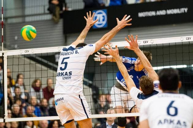 Angriff Michal Finger (6 VfB) - Block Mauricio Borges Almeida Silva; CEV Volleyball Champions League 4th Round: VfB Friedrichshafen vs Arkas Izmir, ZF Arena, Friedrichshafen Germany, 20161222; Friedrichshafen Copyright: xWuechner Eibner-Pressefotox EP_NWR