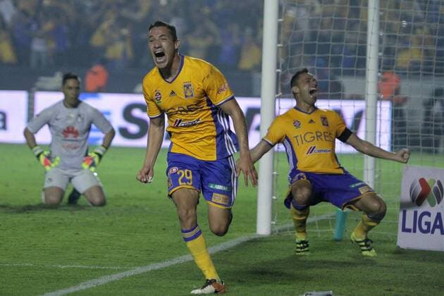 Fußball, Mexiko, Tigres de Monterrey gewinnen Torneo Apertura December 25, 2016 - Mexico - EUM20161225DEP24.JPG.MONTERREY, N.L.- Soccer Futbol-Final Apertura 2016.- Tigres se corono campeon del Apertura 2016 al derrotar en penales al America despues de un empate 1-1, partido celebrado en el estadio Universitario, el domingo 25 de diciembre de 2016. El jugador Jesus Duenas celebra su anotacion que daba el empate a su equipo. Foto: Agencia EL UNIVERSAL Carlos Mejia RCC Latin News - December 25, 2016  - ZUMAu78_ 20161225_zaf_u78_066