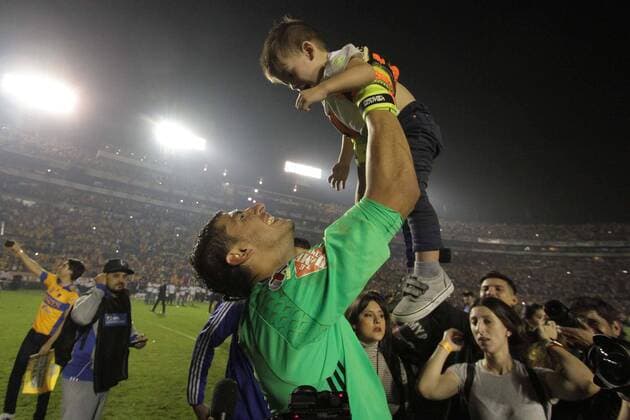 Fußball, Mexiko, Tigres de Monterrey gewinnen Torneo Apertura December 25, 2016 - Mexico - EUM20161225DEP35.JPG.MONTERREY, N.L.- Soccer Futbol-Final Apertura 2016.- Tigres se corono campeon del Apertura 2016 al derrotar en penales al America despues de un empate 1-1, partido celebrado en el estadio Universitario, el domingo 25 de diciembre de 2016. El guardameta Nahuel Guzman. Foto: Agencia EL UNIVERSAL Carlos Mejia RC Latin News - December 25, 2016  - ZUMAu78_ 20161225_zaf_u78_079