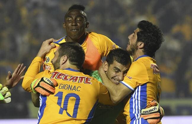 Fußball, Mexiko, Tigres de Monterrey gewinnen Torneo Apertura Tigres players celebrate after defeating Aguilas del America to win the Apertura Tournament s final second leg match at Universitario Stadium in Monterrey, Mexico, 25 December 2016. Tigres won the title of the Mexican Apertura Tournament in penalty shoot-out stage after the team scored the 1-1 overtime. Apertura Tournament s final match Tigres vs. Aguilas del America !ACHTUNG: NUR REDAKTIONELLE NUTZUNG!  GRA002 20161226-636183397576515686