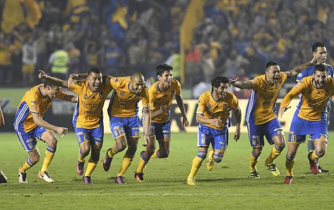 Bilder des Tages - SPORT Fußball, Mexiko, Tigres de Monterrey gewinnen Torneo Apertura Tigres players celebrate after defeating Aguilas del America to win the Apertura Tournament s final second leg match at Universitario Stadium in Monterrey, Mexico, 25 December 2016. Tigres won the title of the Mexican Apertura Tournament in penalty shoot-out stage after the team scored the 1-1 overtime. Apertura Tournament s final match Tigres vs. Aguilas del America !ACHTUNG: NUR REDAKTIONELLE NUTZUNG!  20161226-636183398190835810