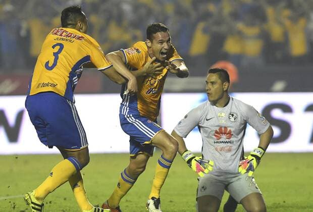 Fußball, Mexiko, Tigres de Monterrey gewinnen Torneo Apertura Tigres player Jesus Duenas (C) celebrates with his teammate Anselmo Vendrechovski Junior Juninho (L) after scoring against Aguilas del America in the penalty shoot-out stage during the Apertura Tournament s final second leg match at Universitario Stadium in Monterrey, Mexico, 25 December 2016. Tigres won the title of the Mexican Apertura Tournament in penalty shoot-out stage after the team scored the 1-1 overtime. Apertura Tournament s final match Tigres vs. Aguilas del America !ACHTUNG: NUR REDAKTIONELLE NUTZUNG!  GRA002 20161226-636183401259018332