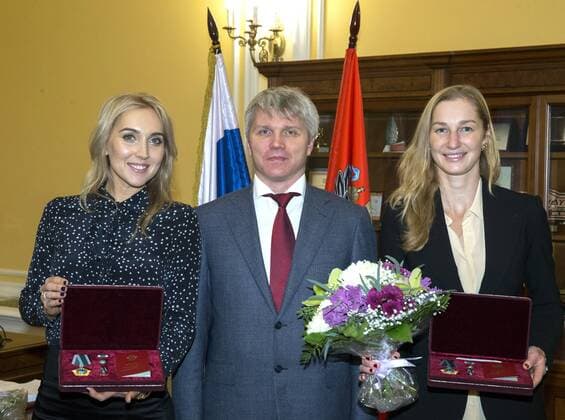 MOSCOW, RUSSIA - DECEMBER 26, 2016: Russian tennis player Elena Vesnina, Russia s Sports Minister Pavel Kolobkov and Russian tennis player Ekaterina Makarova (L-R) at an award ceremony at the offices of the Russian Sports Ministry. Russian tennis players Elena Vesnina and Ekaterina Makarova are awarded for their victory in the women s doubles tennis event at the 2016 Summer Olympic Games Olympische Spiele Olympia OS in Rio de Janeiro, Brazil. Vladimir Gerdo TASS  TS03CC9C