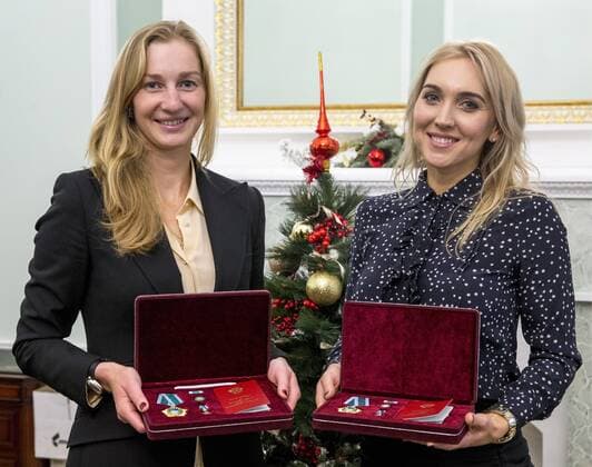 Bilder des Tages - SPORT MOSCOW, RUSSIA - DECEMBER 26, 2016: Russian tennis players Ekaterina Makarova (L) and Elena Vesnina at an award ceremony at the offices of the Russian Sports Ministry. Russian tennis players Elena Vesnina and Ekaterina Makarova are awarded for their victory in the women s doubles tennis event at the 2016 Summer Olympic Games Olympische Spiele Olympia OS in Rio de Janeiro, Brazil. Vladimir Gerdo TASS  TS03CC9D