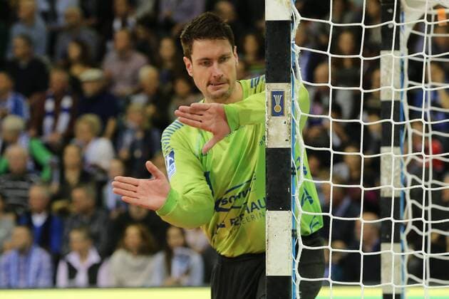 Carsten Lichtlein ( 1, TW, VfL Gummersbach) klatscht seinen Pfosten ab, VfL Gummersbach vs. HC Erlangen, Handball, Bundesliga, 26.12.2016, Gummersbach Copyright: xDeutzmannx xEibner-Pressefotox EP_cdn