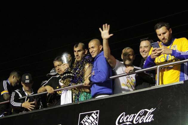 Fußball, Mexiko, Tigres de Monterrey gewinnen Torneo Apertura - December 26, 2016 - Mexico - EUM20161226DEP09.JPG.MONTERREY, N.L.- Soccer Futbol-Final Apertura 2016.- Los jugadores de Tigres celebran la conquista del quinto titulo de la institucion felina el domingo 25 de diciembre de 2016. El cuadro comandado por Ricardo Ferreti vencio en penales al America en la final de torneo Apertura 2016, Estadio Universitario. Foto: Agencia EL UNIVERSAL Carlos Mejia EVZ Latin News - December 26, 2016  - ZUMAu78_ 20161226_zaf_u78_009