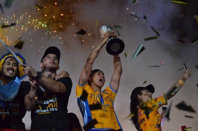 Fußball, Mexiko, Tigres de Monterrey gewinnen Torneo Apertura - December 26, 2016 - Mexico - EUM20161226DEP13.JPG.MONTERREY, N.L.- Soccer Futbol-Final Apertura 2016.- Los jugadores de Tigres celebran la conquista del quinto titulo de la institucion felina el domingo 25 de diciembre de 2016. El cuadro comandado por Ricardo Ferreti vencio en penales al America en la final de torneo Apertura 2016, Estadio Universitario. Foto: Agencia EL UNIVERSAL Emilio Vazquez EVZ Latin News - December 26, 2016  - ZUMAu78_ 20161226_zaf_u78_014