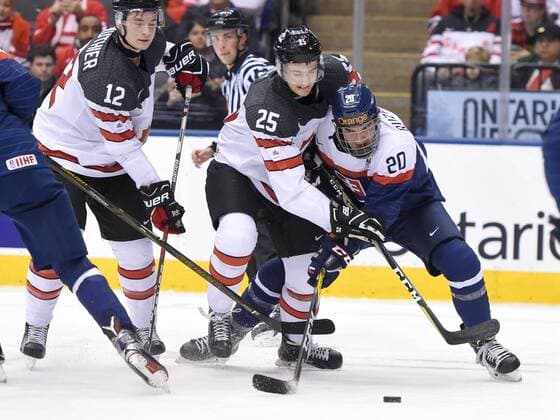 Eishockey, U20 WM, Kanada - Slowakei TORONTO, ON - DECEMBER 27: Slovakia forward Adam Ruzicka (20) battles for the puck with Canada forwards Nicolas Roy (25) and Julien Gauthier (12) in the first period at the World Junior Hockey Championships during the Slovakia versus Canada game on December 27, 2016, at the Air Canada Centre in Toronto, Ontario. (Photo by Dan Hamilton Icon Sportswire) HOCKEY: DEC 27 IIHF World Junior Championship - Canada v Slovakia Icon16122710 EDITORIAL USE ONLY