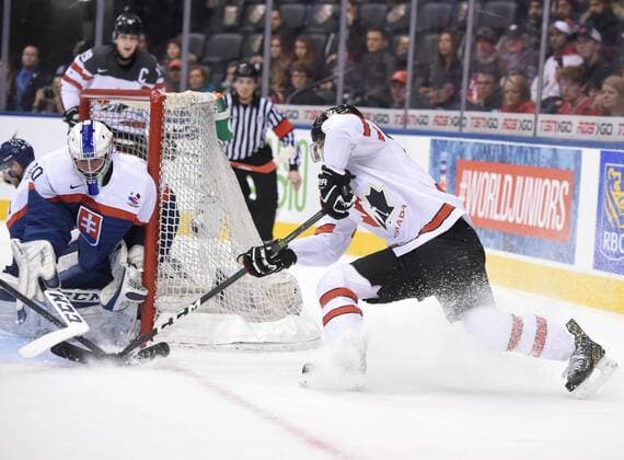 Eishockey, U20 WM, Kanada - Slowakei TORONTO, ON - DECEMBER 27: Canada forward Matt Barzal (14) has a shot blocked by Slovakia goalie Adam Huska (30) during the first period at the World Junior Hockey Championships during the Slovakia versus Canada game on December 27, 2016, at the Air Canada Centre in Toronto, Ontario. (Photo by Dan Hamilton Icon Sportswire) HOCKEY: DEC 27 IIHF World Junior Championship - Canada v Slovakia Icon16122705 EDITORIAL USE ONLY