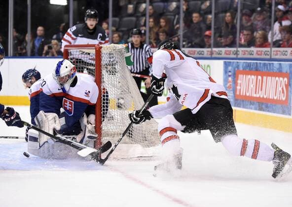 Eishockey, U20 WM, Kanada - Slowakei TORONTO, ON - DECEMBER 27: Canada forward Matt Barzal (14) has a shot blocked by Slovakia goalie Adam Huska (30) during the first period at the World Junior Hockey Championships during the Slovakia versus Canada game on December 27, 2016, at the Air Canada Centre in Toronto, Ontario. (Photo by Dan Hamilton Icon Sportswire) HOCKEY: DEC 27 IIHF World Junior Championship - Canada v Slovakia Icon16122706 EDITORIAL USE ONLY