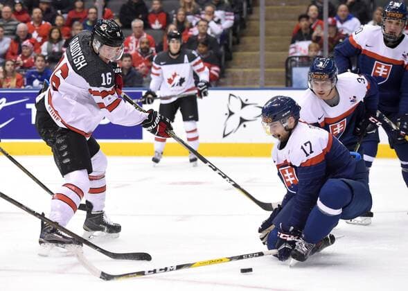 Eishockey, U20 WM, Kanada - Slowakei TORONTO, ON - DECEMBER 27: Slovakia defenceman Mario Grman (17) blocks a shot from Canada forward Taylor Raddysh (16) in the first period at the World Junior Hockey Championships during the Slovakia versus Canada game on December 27, 2016, at the Air Canada Centre in Toronto, Ontario. (Photo by Dan Hamilton Icon Sportswire) HOCKEY: DEC 27 IIHF World Junior Championship - Canada v Slovakia Icon16122707 EDITORIAL USE ONLY