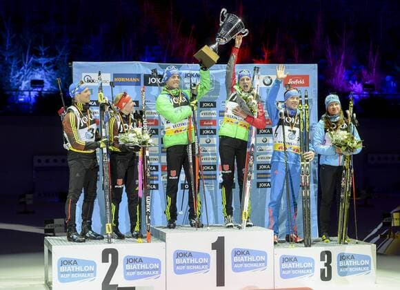 Biathlon WTC 2016; Gelsenkirchen, 28.12.2016 Siegerehrung: 2. Franziska Hildebrand und Erik Lesser (Team Deutschland), 1. Vanessa Hinz und Simon Schempp (Team Deutschland), 3. Olga Podchufarova und Alexey Volkov (Team Russland); Biathlon WTC 2016 am 28.12.2016 in der Veltins-Arena, Gelsenkirchen (Nordrhein-Westfalen) xkpx
