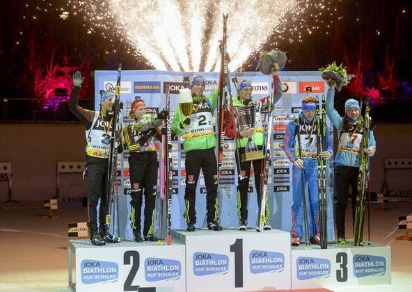 Biathlon WTC 2016; Gelsenkirchen, 28.12.2016 Siegerehrung: 2. Franziska Hildebrand und Erik Lesser (Team Deutschland), 1. Vanessa Hinz und Simon Schempp (Team Deutschland), 3. Olga Podchufarova und Alexey Volkov (Team Russland); Biathlon WTC 2016 am 28.12.2016 in der Veltins-Arena, Gelsenkirchen (Nordrhein-Westfalen) xkpx