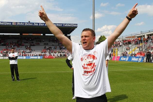 Trainer Uwe KOSCHINAT (FK) jubelt nach Spielende Fussball Regionalliga Relegation, Rueckspiel, FC Bayern Muenchen II - Fortuna Koeln 2:1, am 01.06.2014 in Muenchen Deutschland.