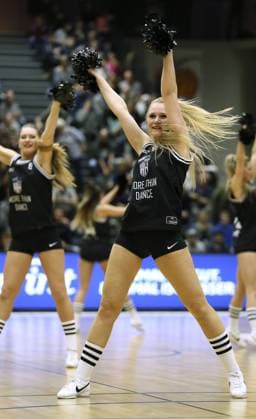 cheergirl Janine ( Towers ) Basketball Herren Pro A am Sa. 03.12.2016 Hamburg Towers - Dresden Titans 86 - 54