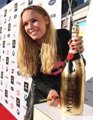 Bilder des Tages - SPORT 01.01.2017. Auckland, New Zealand. Caroline Wozniacki at the players party signing a bottle of moet. xAndrewxCornagax  ActionPlus11824319