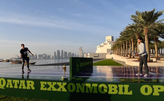 Andy Murray,England spielt vor der Skyline in Doha mit Novak Djokovic auf einem Mini-Court Tennis