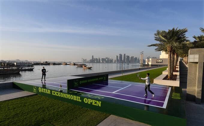 Andy Murray,England spielt vor der Skyline in Doha mit Novak Djokovic auf einem Mini-Court Tennis